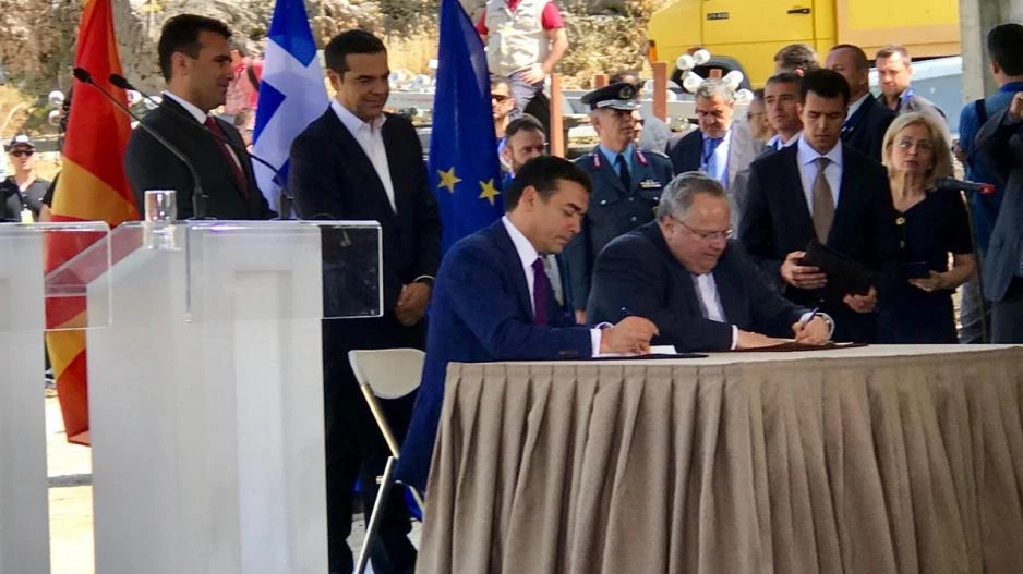 Η στιγμή που εκχωρίζουμε της Ιστορίας μας! Οι υπογραφές για το «Βόρεια Μακεδονία» – Βίντεο